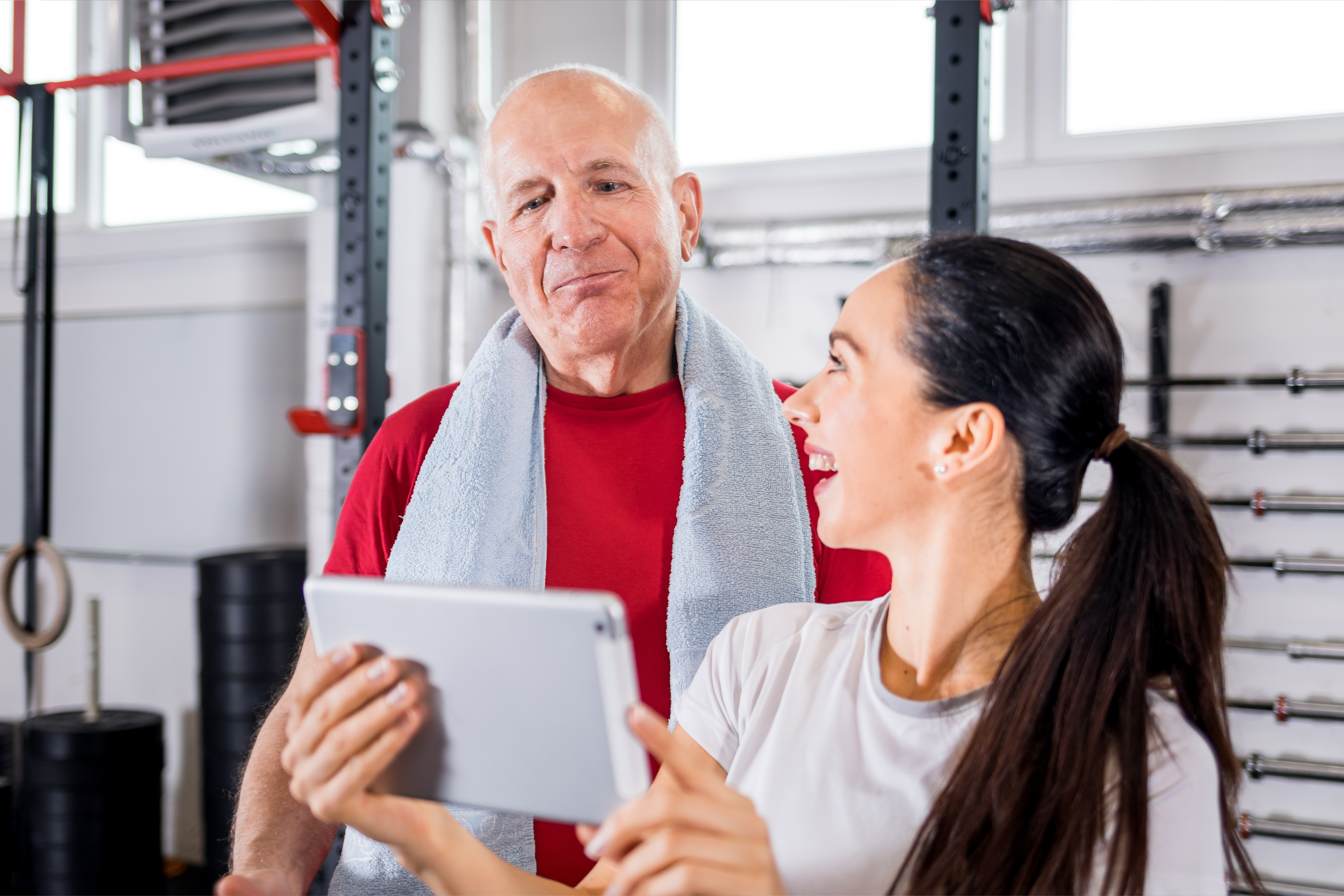 personal-trainer-showing-results-of-training-on-ta-2026-01-05-23-14-48-utc-1