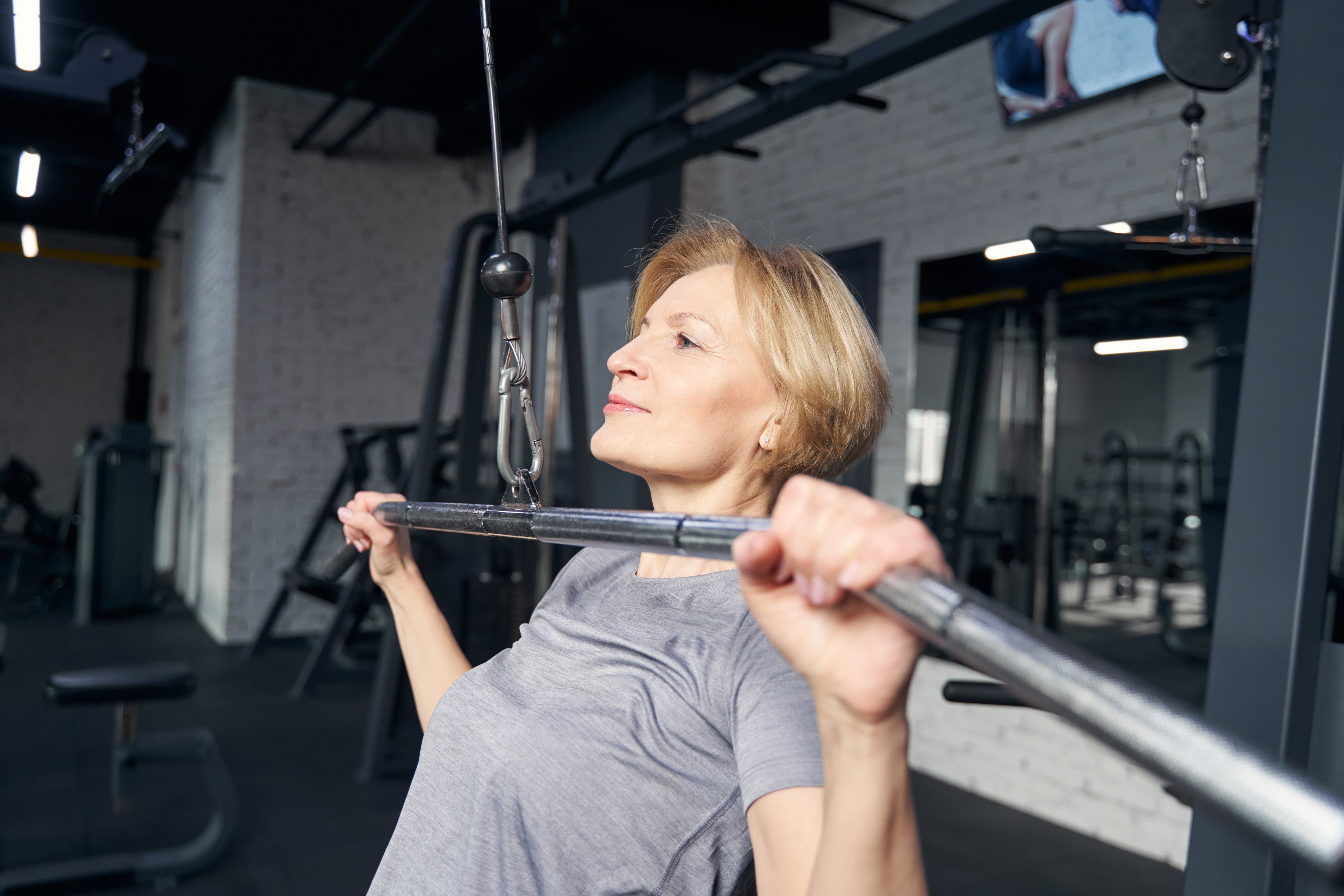 woman-using-lat-pulldown-machine-in-gym-2026-03-24-10-03-26-utc